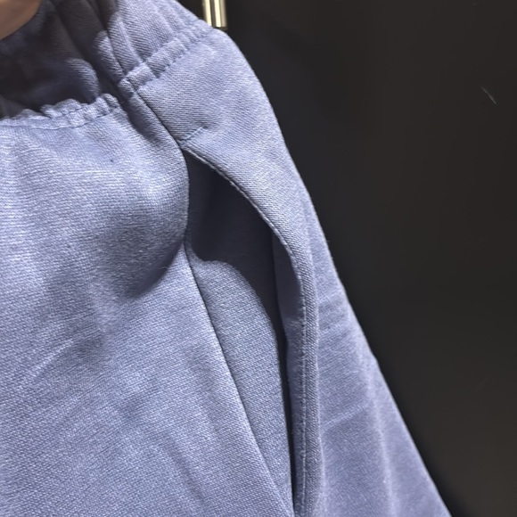 Nike Standard Fit Mid Rise, fleece lined,hip pockets,elastic drawcord waist,soft - Picture 9 of 9